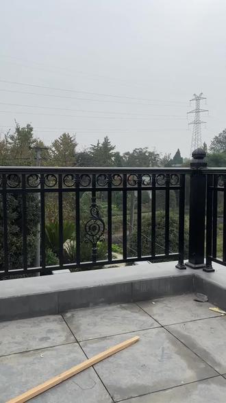 自建房铝艺阳台栏杆 选择高端铝艺围栏的明智之选